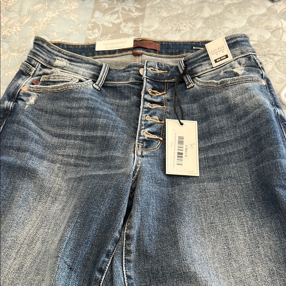 Mid rise Judy Blue boyfriend fit jeans size 3/26. NWT